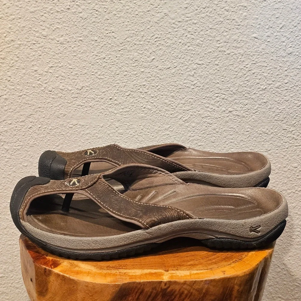 KEEN Kona Brown‎ Leather Embossed Thong Sandals Mens 8 Womens 10 1120-BIST